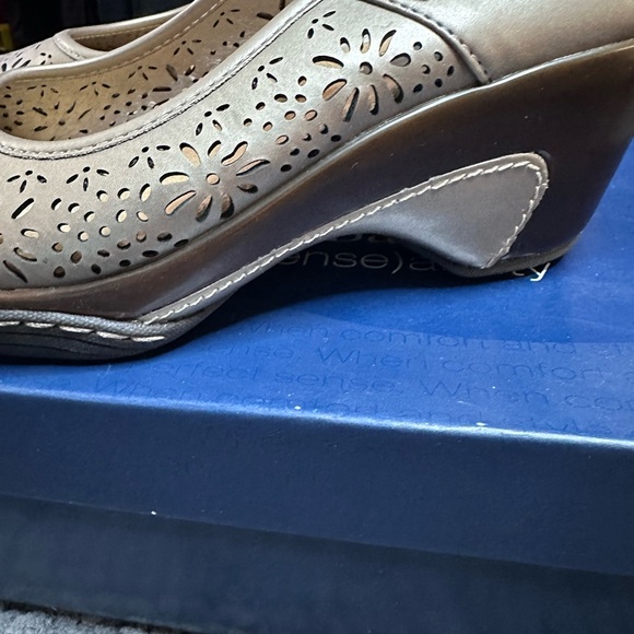 Croft & Barrow Metallic Wedged Sandals with Cutout Design - Picture 5 of 6